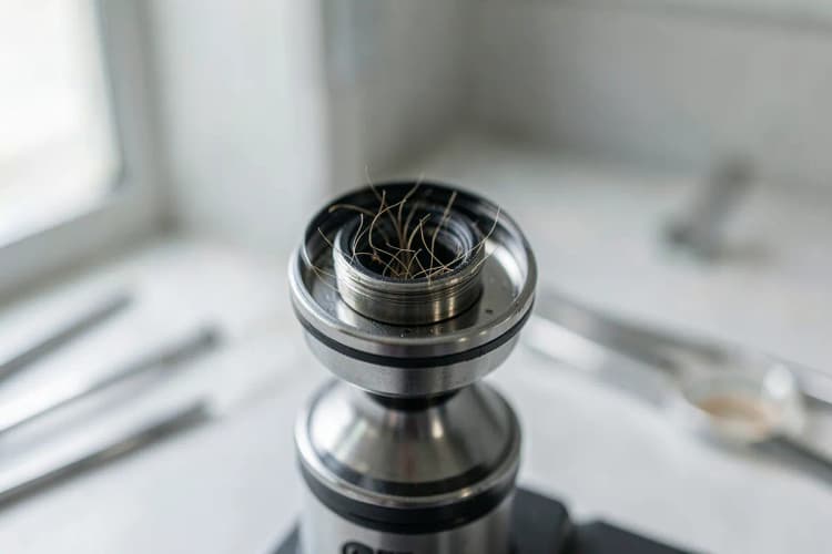 Microscópio mostrando a extração de unidades foliculares