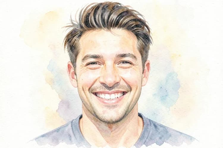 Homem sorrindo satisfeito com cabelo denso e natural após procedimento capilar