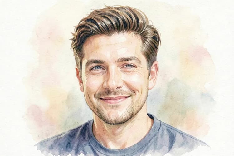 Homem com cabelo mais cheio e natural após escolher o melhor procedimento capilar para suas necessidades