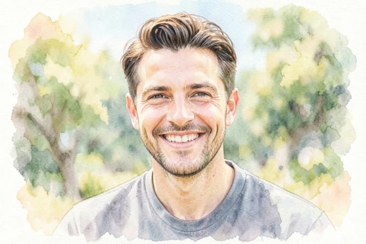 Homem sorrindo, exibindo o resultado final do transplante capilar oito meses após o procedimento, com cabelo cheio e natural.