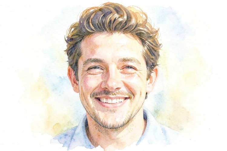 Homem sorrindo com cabelo mais cheio após procedimento capilar.