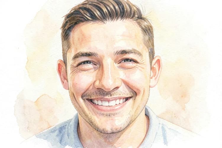 Homem satisfeito com resultado de implante capilar, mostrando a linha frontal do cabelo.